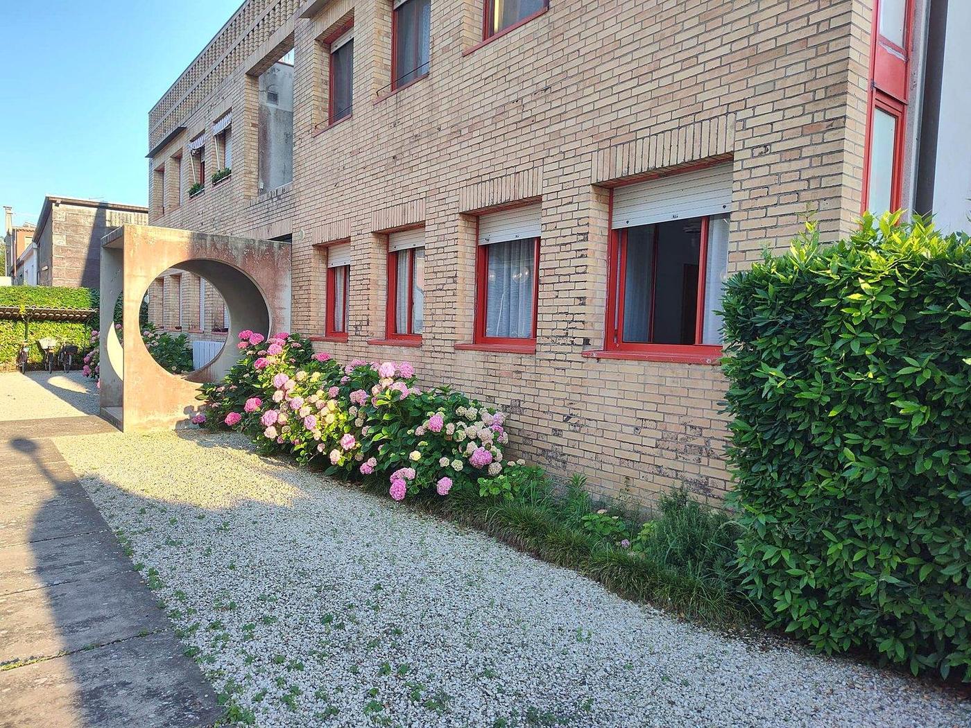 Ingresso di Casa Vitale: cancelletto e vialetto nel giardino privato